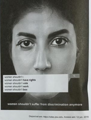 pôster de campanha. Sobre a fotografia do rosto de uma mulher, uma barra de busca da internet cobre sua boca, exibindo as sugestões que o buscador completa sozinho: "women shouldn't |", "women shouldn't have rights", "women shouldn't vote", "women shouldn't work", "women shouldn't box". No rodapé do cartaz, a frase da campanha: "women shouldn't suffer from discrimination anymore".