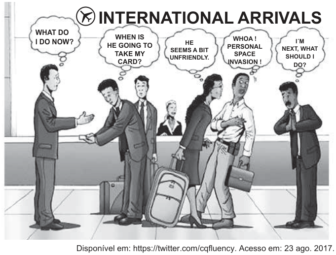 Cartum com cinco personagens em uma fila de chegadas internacionais de aeroporto, cada um com balão de fala expressando pensamentos diferentes sobre a situação. Um agente de imigração aparece do lado oposto. As personagens demonstram confusão e desconforto com as diferenças culturais na interação.
