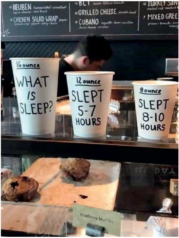 Foto do balcão de uma cafeteria. Três copos de café enfileirados, do maior para o menor, cada um com uma frase escrita à mão e o tamanho indicado.